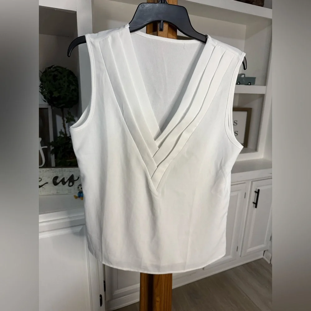 ❤️5/$25 Elegant White Sleeveless Top